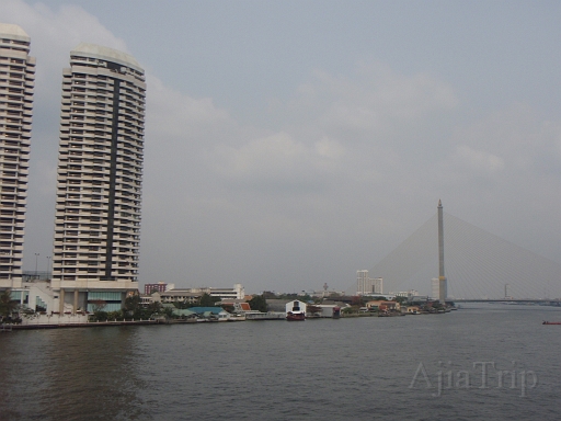 ChaoPrayaRiver.JPG - �������ĉ��K�Ȑ���o�X