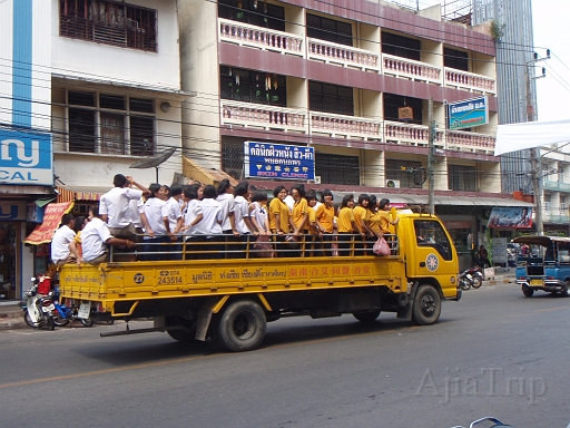 schoolBus.JPG - �^�C
