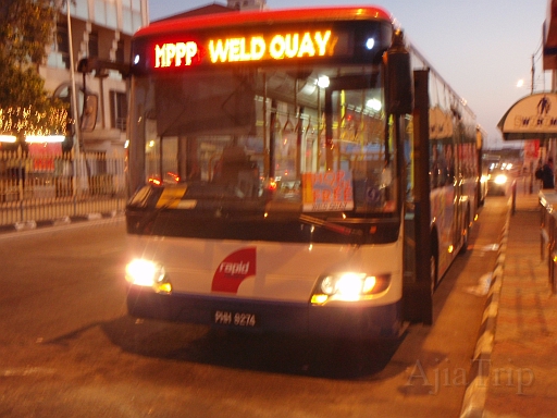 shuttleBusPenang.JPG - ����������^�s���Ă���